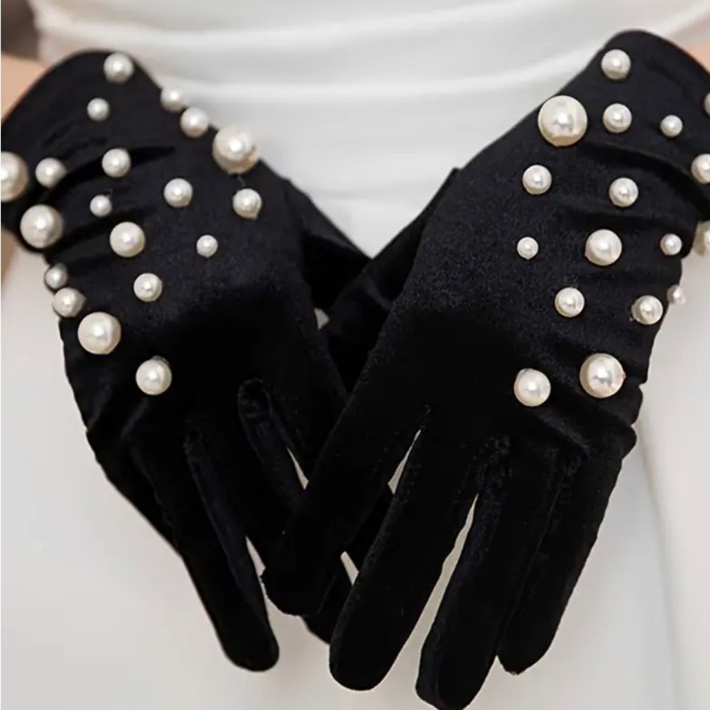 Elegant Black Pearl-Embellished Gloves